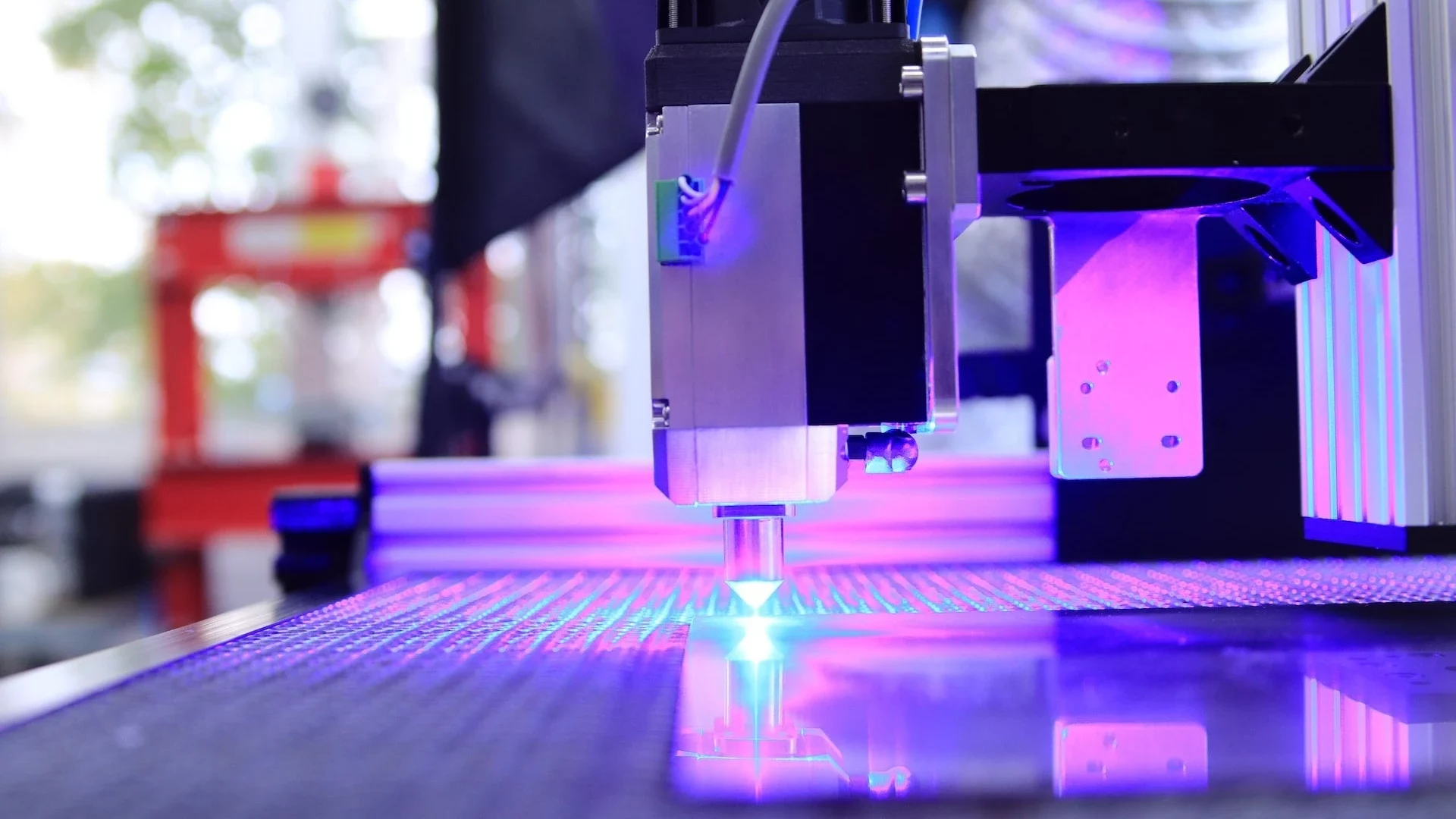 Das Edelgas Neon wird in der Photolithographie verwendet. Dabei bringen spezielle Laser Mikrostrukturen auf Siliziumplatten auf.