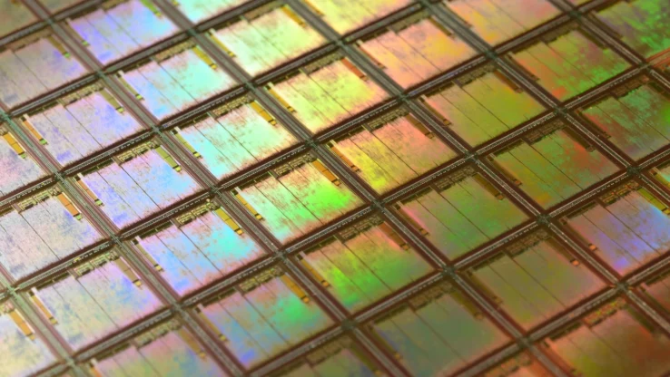 Aus einen Silizium-Wafer können mehrere Hundert Mikrochips hergestellt werden.