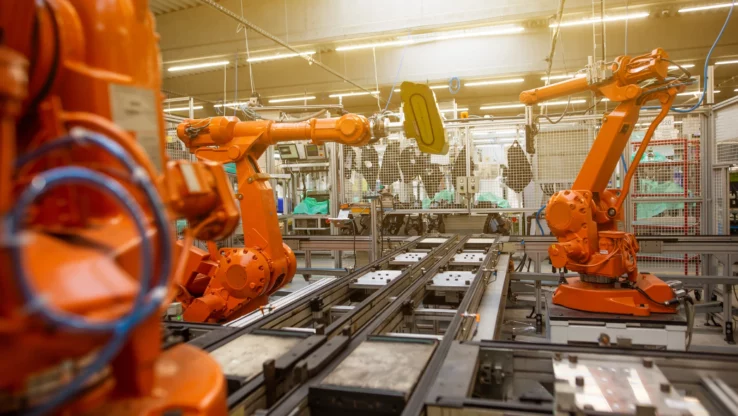 Der Mensch trägt die Verantwortung, aber die Maschine arbeitet – automatisiert. In einigen Branchen ist es bereits Praxis. Die Halbleiterindustrie geht einen Schritt weiter und plant, ihre Fabriken komplett zu digitalisieren.